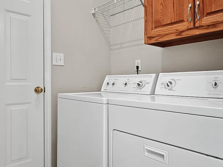 141 Canterbury Dr — Photo 33