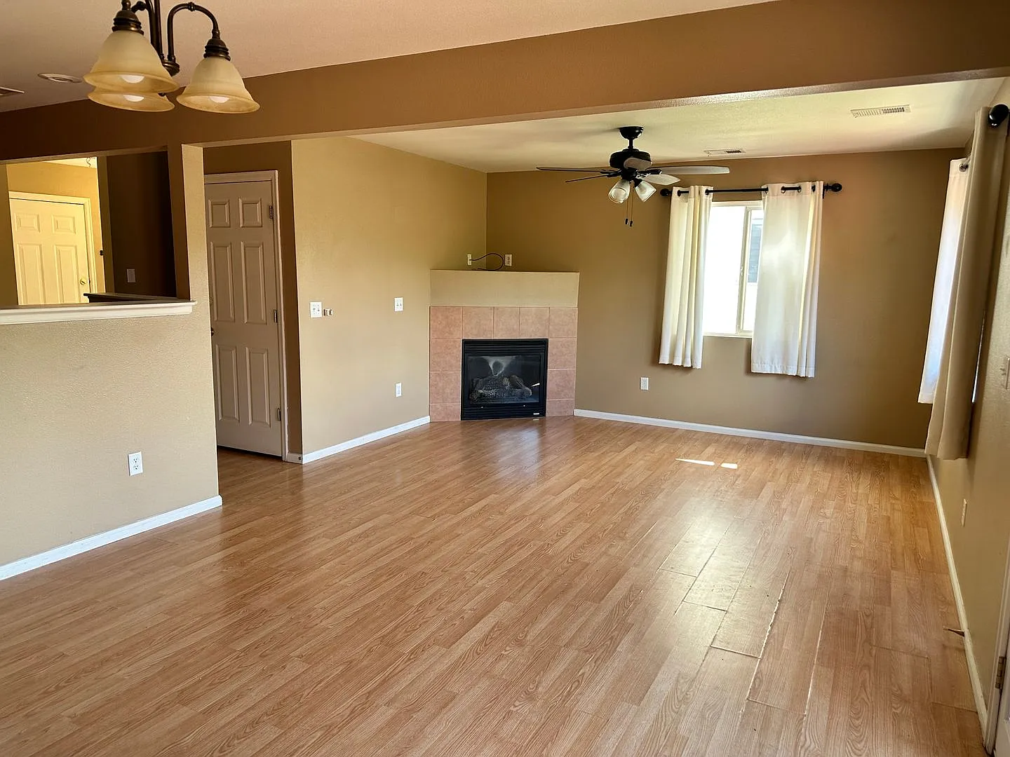 2 Story- Town house with basement — Photo 3