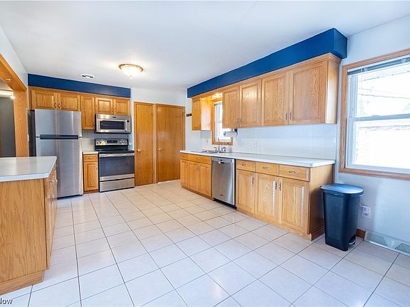 5th image of 10900 Schwab Dr