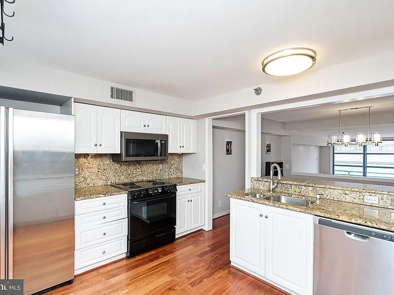 7 N Columbus Blvd #223 — Photo 8