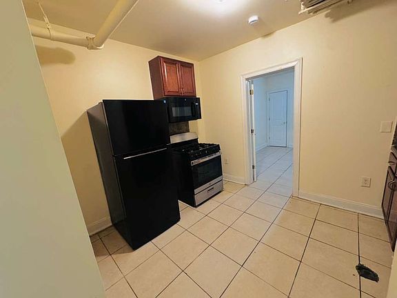5th image of 15 Gifford Ave #B2e