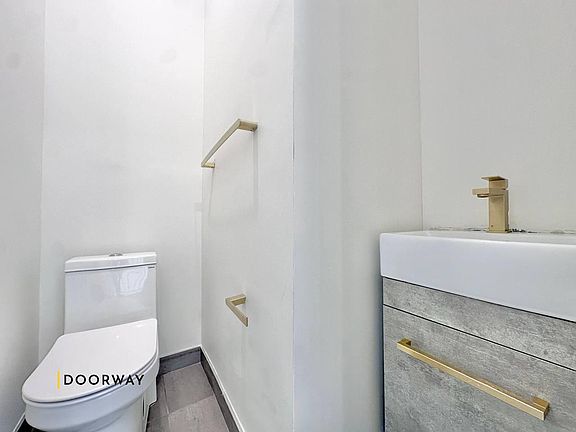 4th image of 235 Jackson St #4