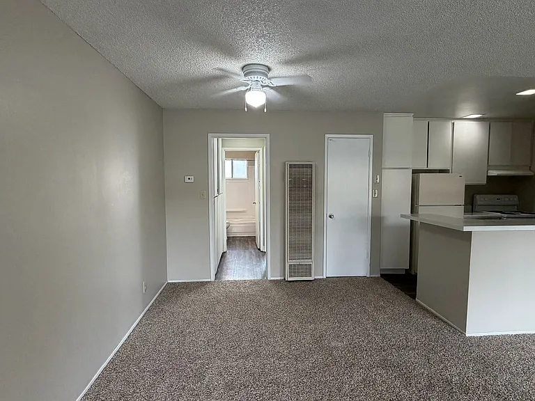 Sharis Apartments — Photo 13