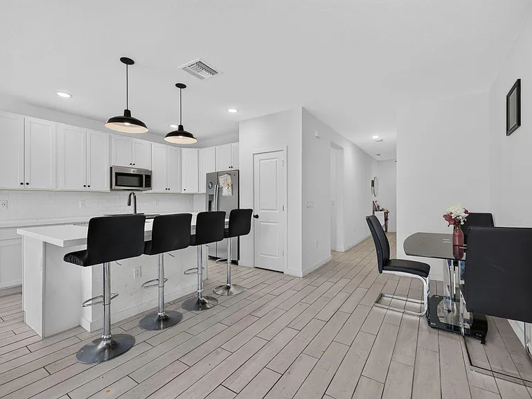 608 NE Waters Edge Ln — Photo 7