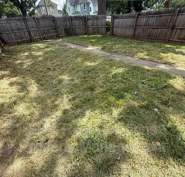 126 S Oakley Ave — Photo 10