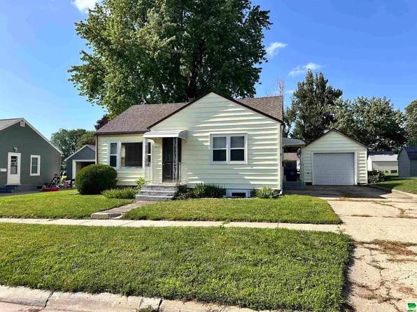 417 4th St NW, Orange City, IA 51041