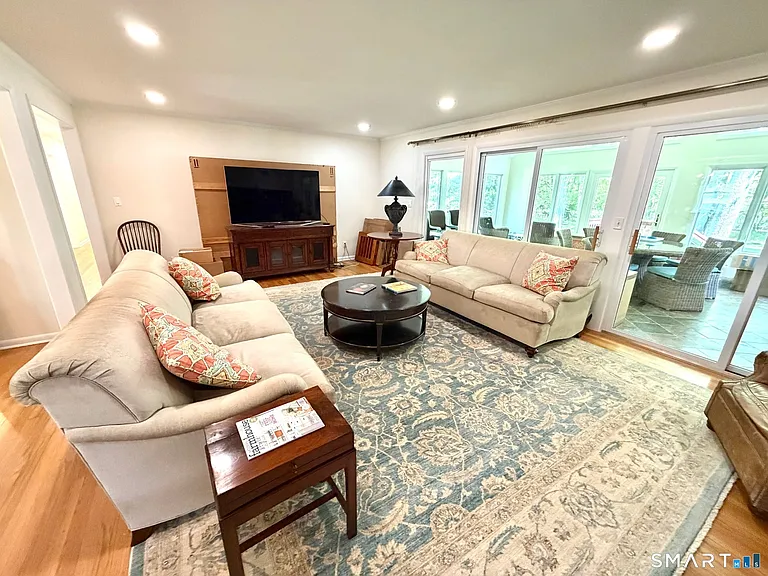 511 Roxbury Rd — Photo 3