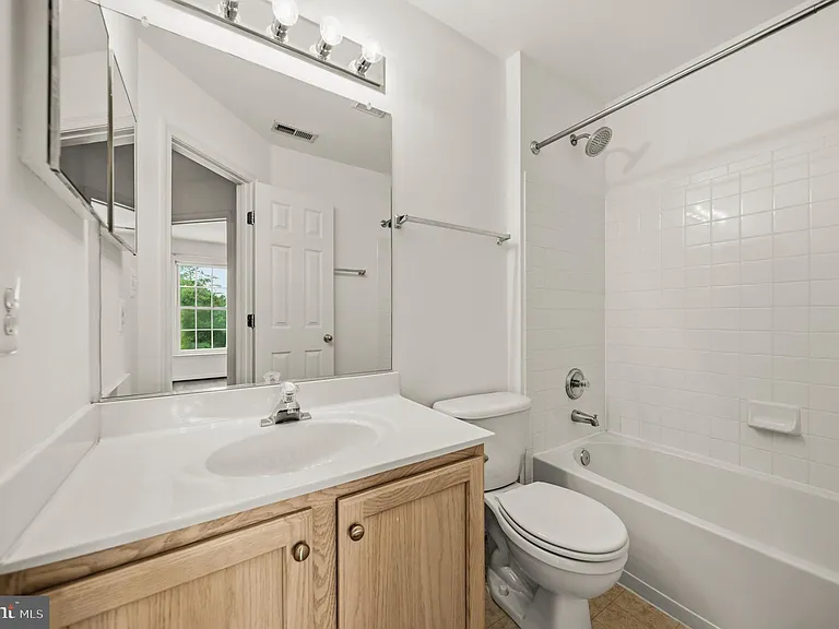 25251 Dunvegan Sq — Photo 21