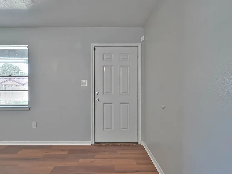3918 Tavenor Ln — Photo 2