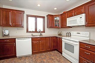 3rd image of 67 Glenvue Dr