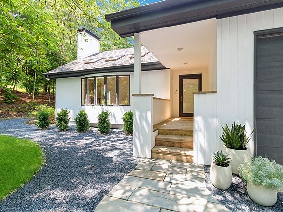 5th image of 8 Bay Woods Dr