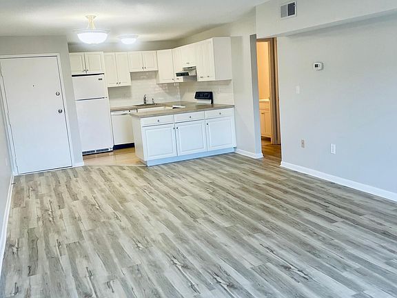 3rd image of 2400 Harbor View Dr Unit 2400