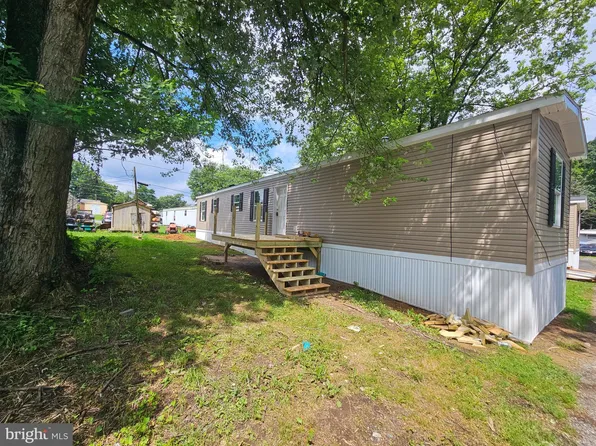 300 Ridge Rd Trailer 41, Etters, PA 17319