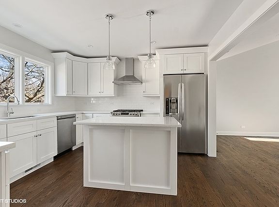 4th image of 150 Harbor St