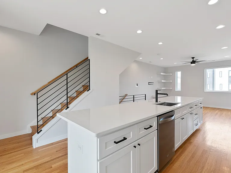 1310 W Clay St — Photo 8