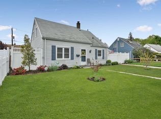 29 Hollow Ln, Levittown, NY 11756