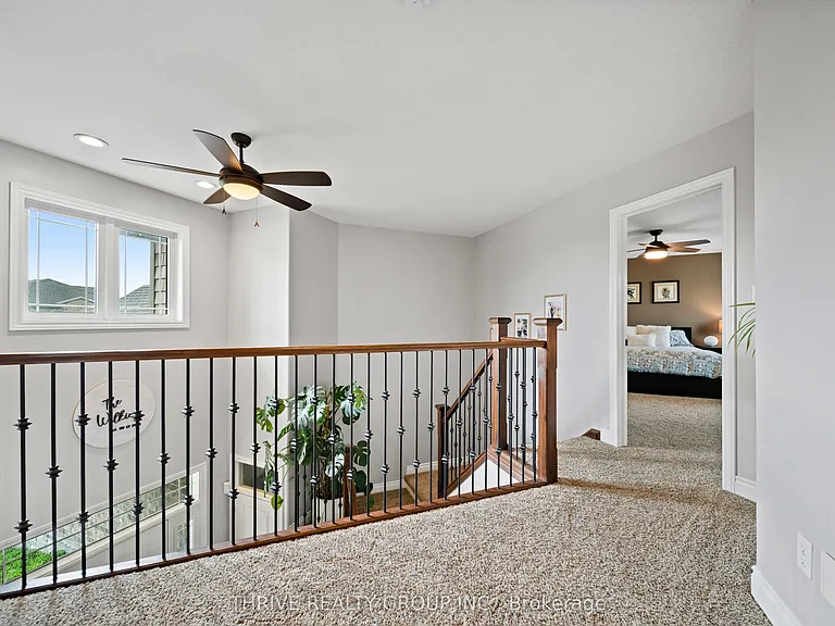 12 Ashwood Cres — Photo 17