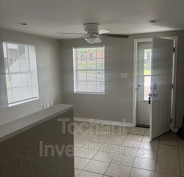 1002 Avenue E #1 — Photo 4