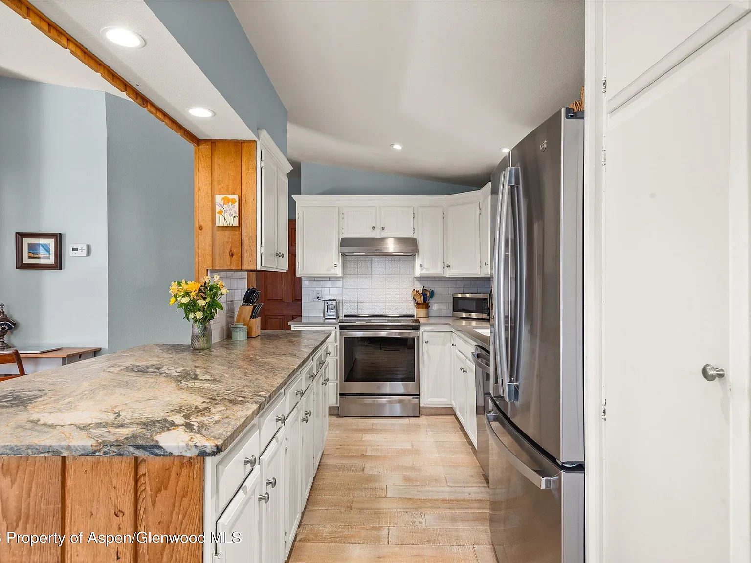3 bed, 2.0 bath, 1458 sqft, $8,000 — Photo 4