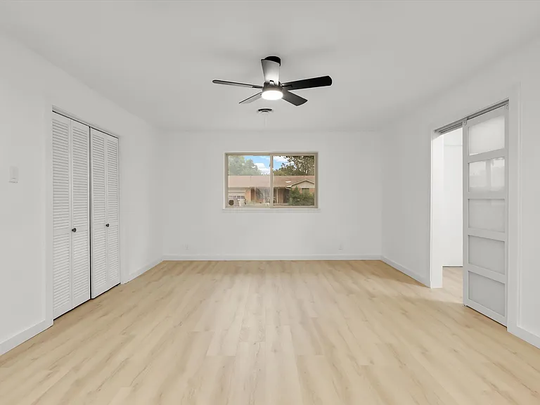 1127 Hillcrest St — Photo 3