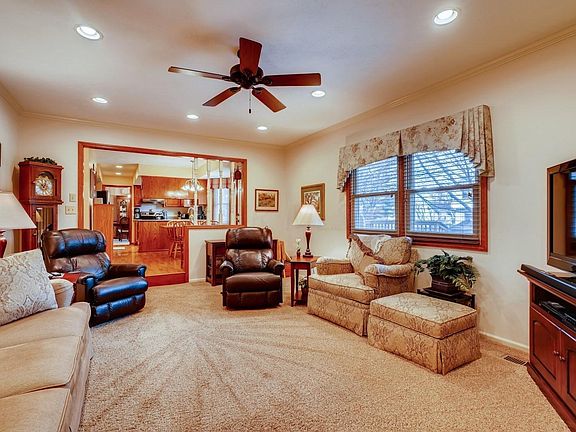 3rd image of 1096 Carousel Ct