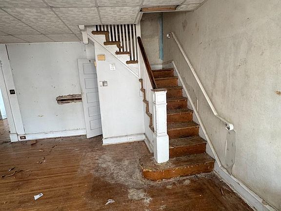 2nd image of 39 Ashmead Pl S