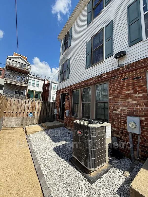 2 bed, 2.5 bath, 1242 sqft, $2,995 — Photo 2