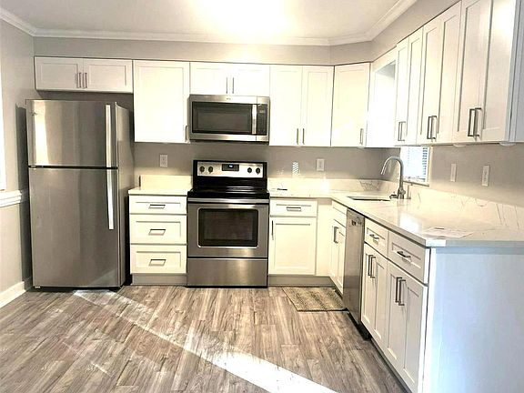 3rd image of 10902 Carlton Dr