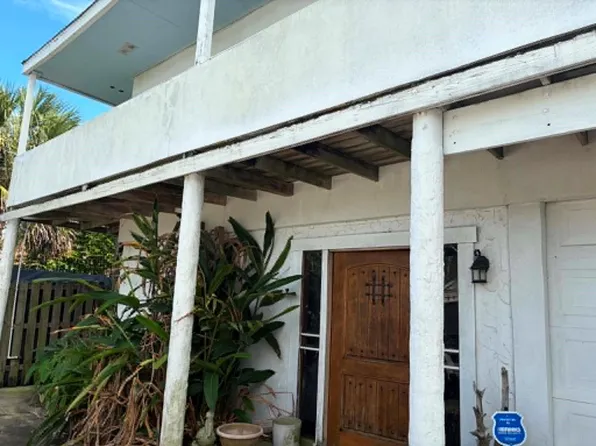 1435 Tiki Dr, Tiki Island, TX 77554