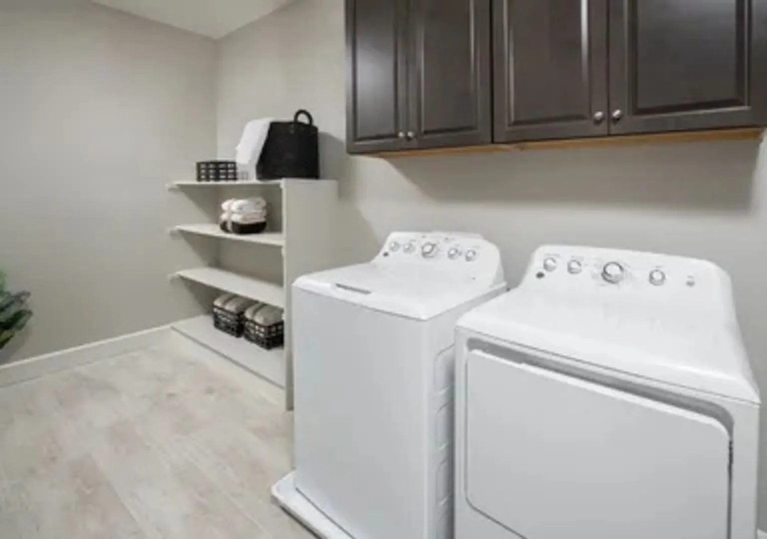 Charming 4BR House in Roseville — Photo 4