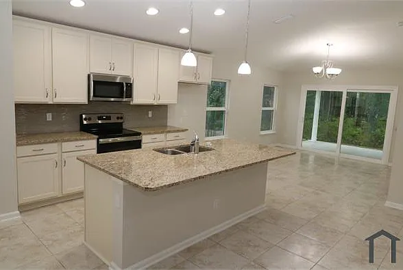 4 bed, 2010 sqft, $2,800 — Photo 2