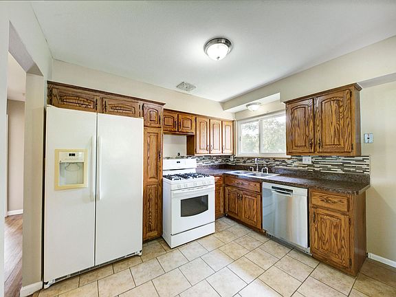 5th image of 1098 Lori St