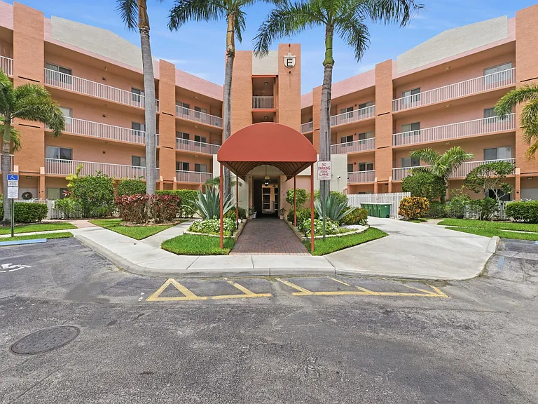 7765 Yardley Dr #107 — Photo 34