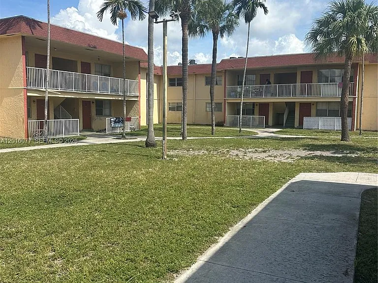 850 E Commercial Blvd #212B — Photo 2