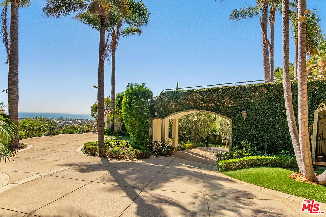 5 bed, 7.0 bath, 5525 sqft, $35,000 — Photo 4