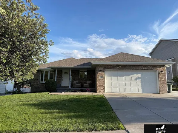 8631 Lavender Cir, Lincoln, NE 68505