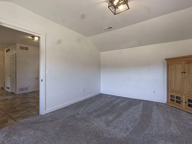 1021 W South Ave — Photo 15