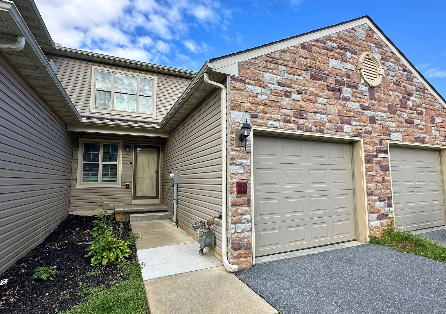2 bed, 2.5 bath, 1232 sqft, $1,695 — Photo 1