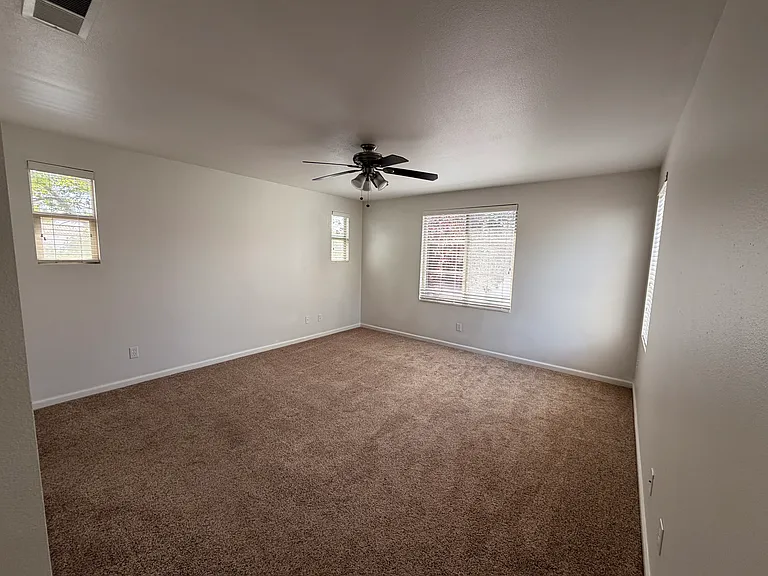 2221 Amaryllis Cir — Photo 9