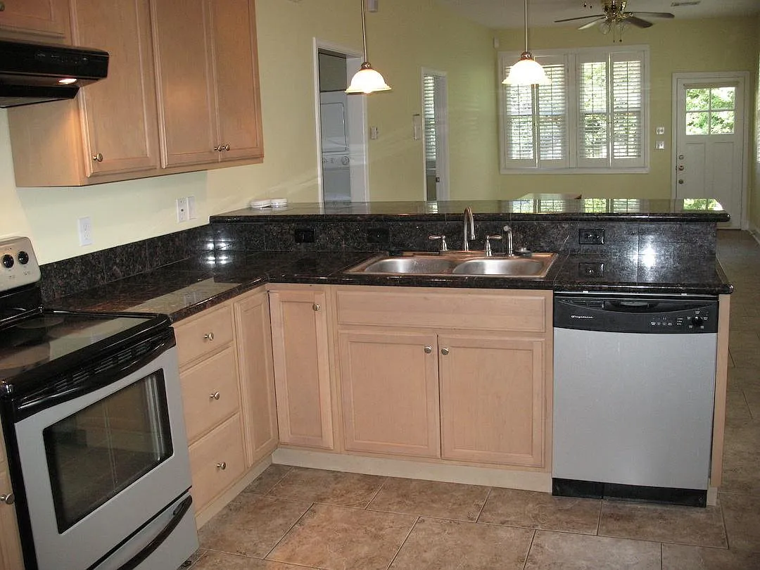 2401 Palmer Ave — Photo 2