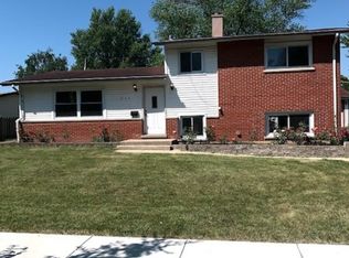 902 N Brentwood Ln, Mount Prospect, IL 60056