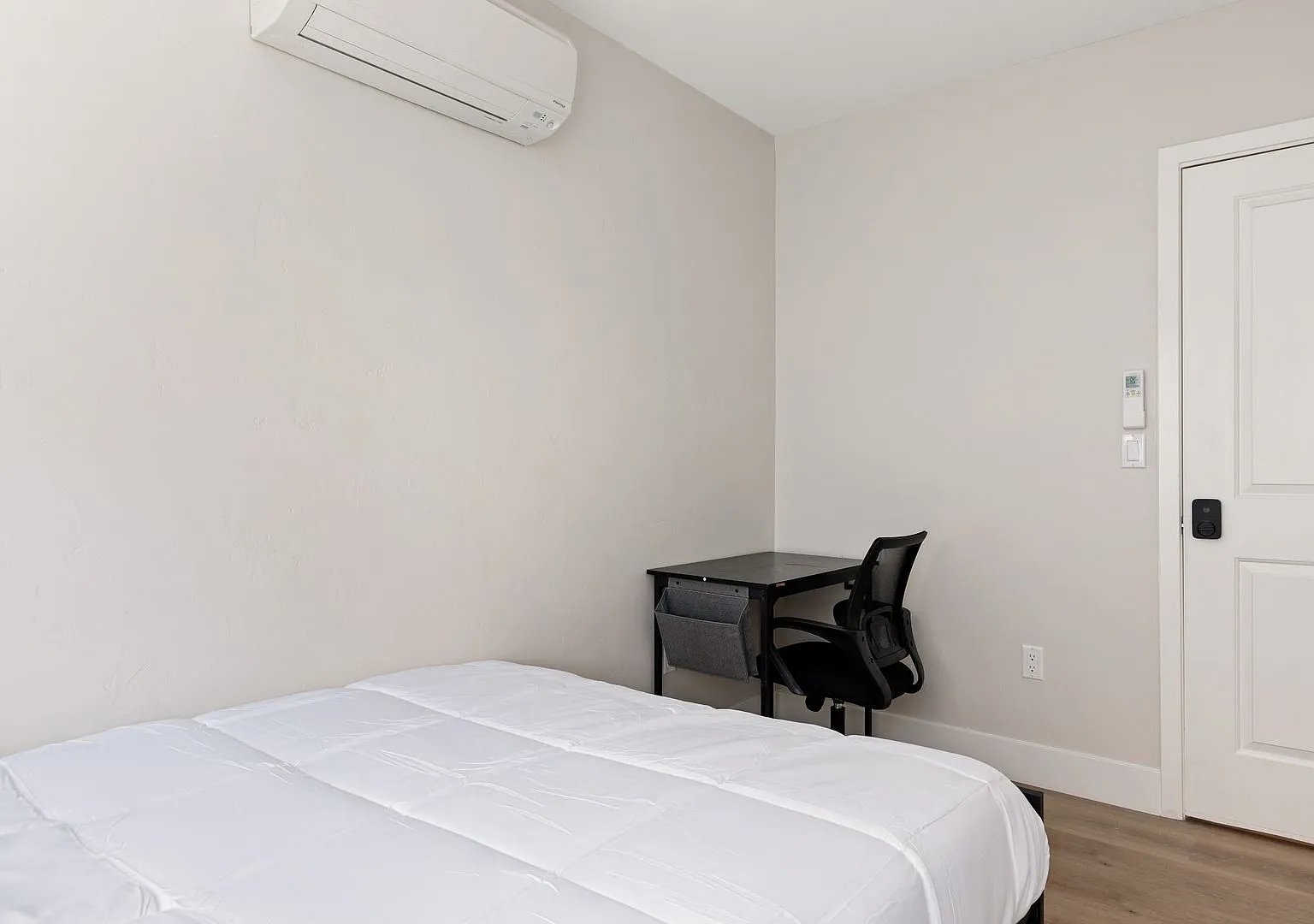 A 6 Bedroom, 6 Bathroom apartment with common areas and a fully functional kitchen at 1709 Kelton... — Photo 4