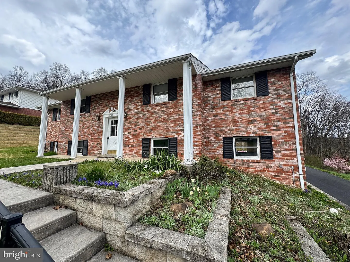 609 Wellington Ln photo 1