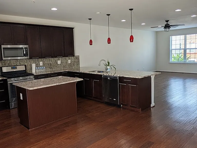 7821 Taggart Ct — Photo 32