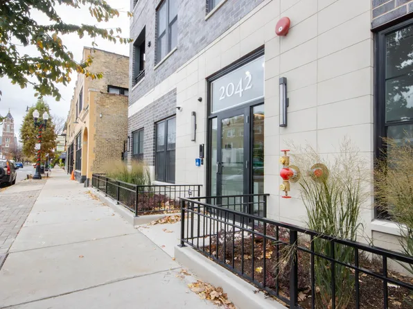 2042 W Irving Park