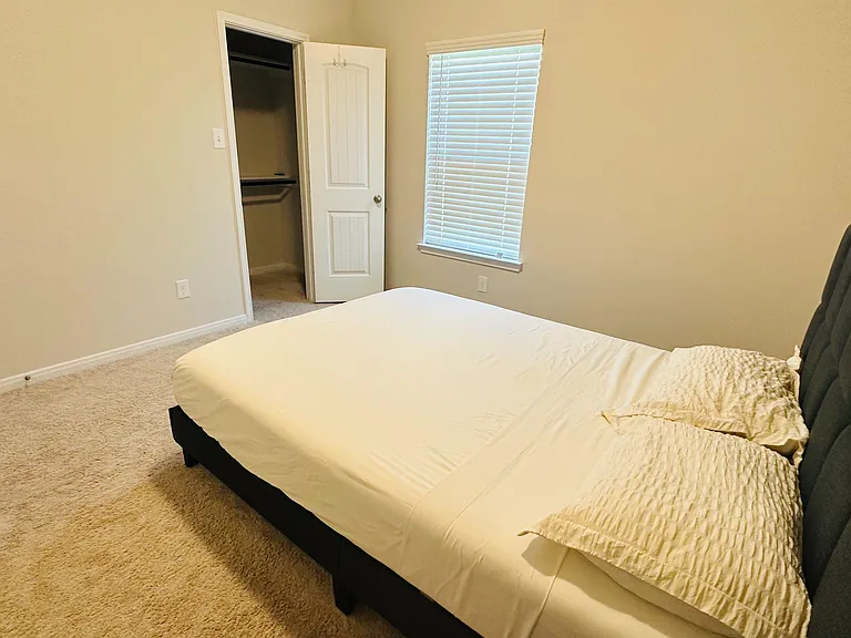 Room 4 w/ closet