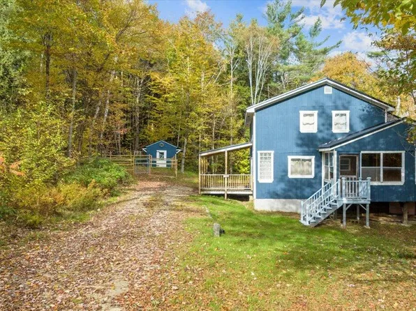401 Auburn Road, Peru, ME 04290
