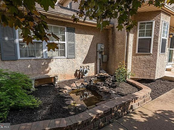 3rd image of 221 Parkview Dr