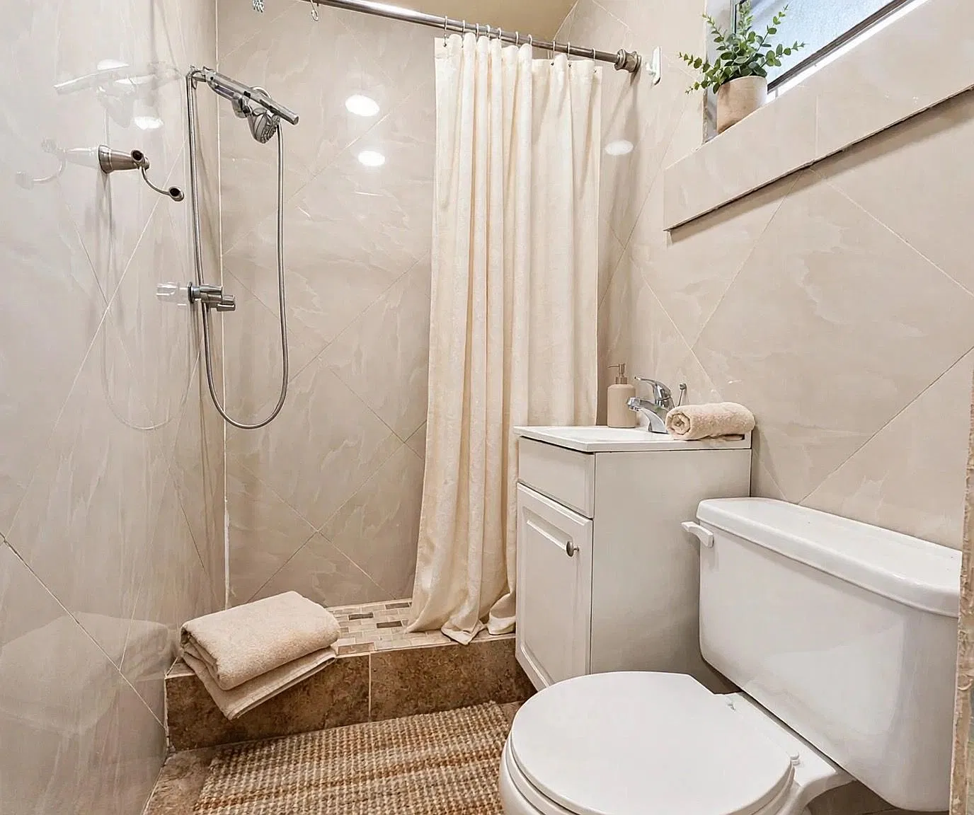 3 bed, 2.0 bath, 1841 sqft, $1,550 — Photo 2