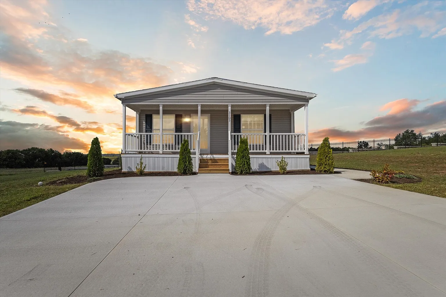 3103 Hilltop Ln photo 1